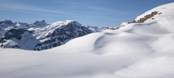 notte-glaciale-sulle-montagne-svizzere