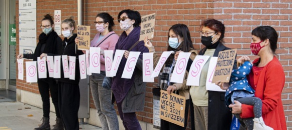 davanti-all-ospedale-per-manifestare-contro-i-femminicidi