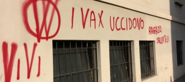 blitz-no-vax-scritte-offensive-al-sant-anna-e-alla-castellini