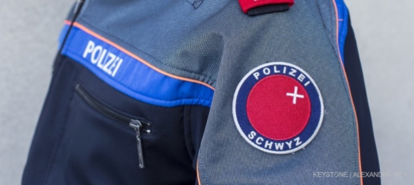 einsiedeln-16enne-ubriaco-finisce-con-l-auto-in-un-giardino