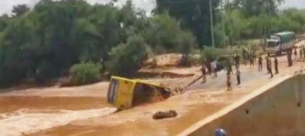 kenya-fiume-in-piena-travolge-un-bus-almeno-20-i-morti