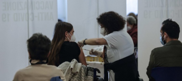 in-italia-dal-10-gennaio-booster-a-4-mesi-aumentano-i-ricoveri