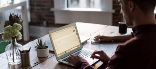 cade-dalle-scale-di-casa-in-smart-working-puo-chiedere-i-danni