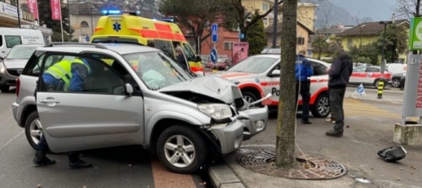 minusio-perde-il-controllo-dell-auto-e-sbatte-contro-un-albero