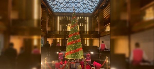un-albero-di-natale-fa-litigare-il-kuwait
