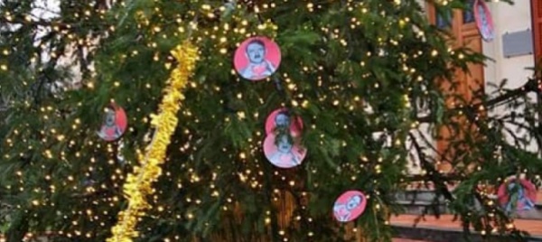 palline-con-simboli-nazisti-sull-albero-di-natale-comunale