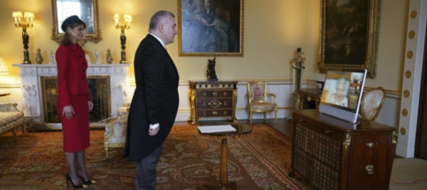 niente-tavolata-di-natale-per-la-regina-elisabetta