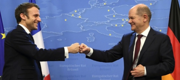 macron-boccia-i-tamponi-per-chi-si-muove-in-europa