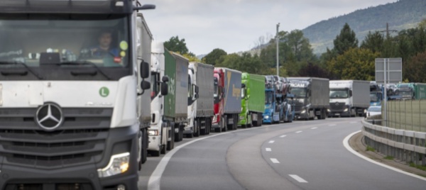 tir-in-coda-al-valico-ci-si-sta-lavorando