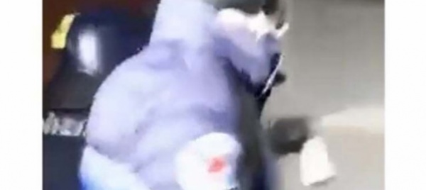 ex-macello-mani-in-faccia-e-spray-al-pepe-nel-video-di-un-fermo