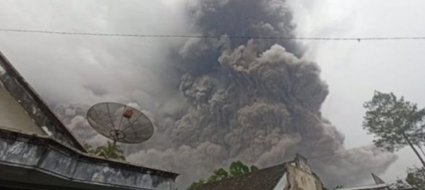 indonesia-un-morto-e-41-feriti-per-l-eruzione-del-vulcano