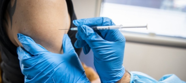 pagato-da-no-vax-per-farsi-vaccinare-al-posto-loro