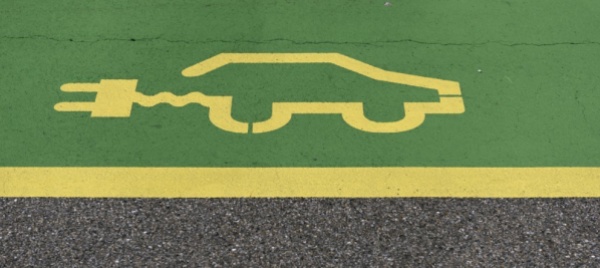 l-auto-soffre-ancora-ma-quella-elettrica-piace