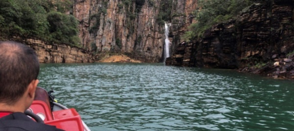 brasile-crolla-una-roccia-su-una-barca-in-un-lago-10-morti