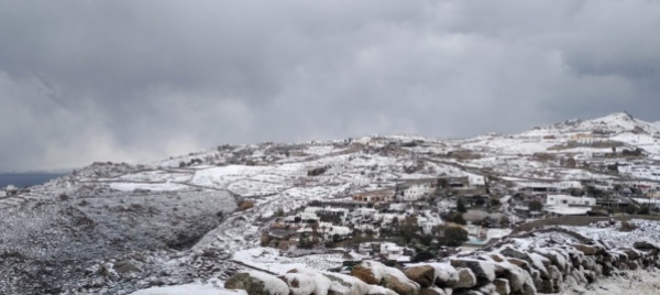 mykonos-e-le-cicladi-si-svegliano-in-bianco