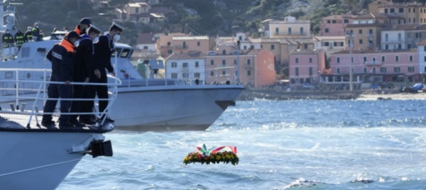 concordia-i-naufraghi-tornano-al-giglio-fiori-in-mare