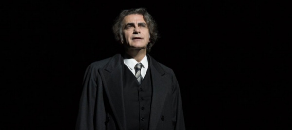 sfogliando-se-questo-e-un-uomo-a-teatro
