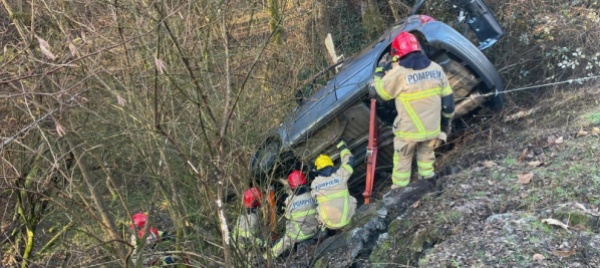 maggia-esce-di-strada-e-rimane-in-bilico-contro-una-pianta