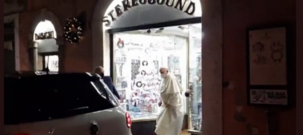 il-papa-a-sorpresa-in-un-negozio-di-dischi-nel-centro-di-roma