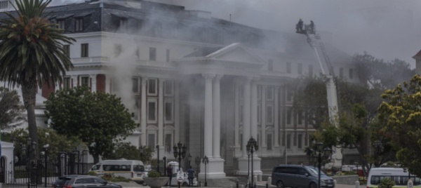 le-fiamme-distruggono-il-palazzo-del-parlamento-in-sudafrica
