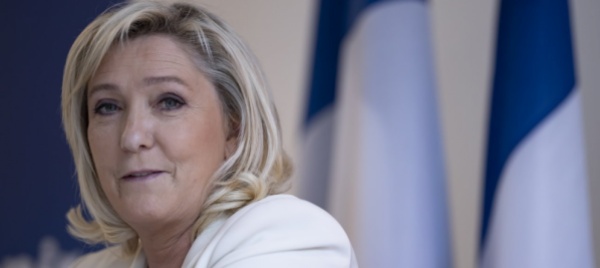 clip-elettorali-davanti-al-louvre-il-museo-contro-la-le-pen