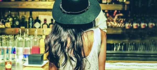 una-ragazza-sola-al-ristorante-per-chi-vuole-ancora-crederci