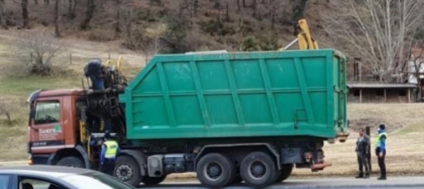manno-un-camion-troppo-alto-urta-e-distrugge-il-semaforo