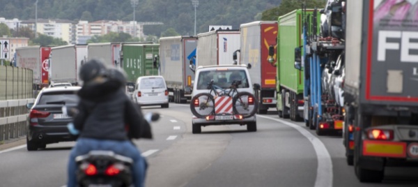 blocchiamo-la-corsia-per-i-tir-lanciata-una-petizione