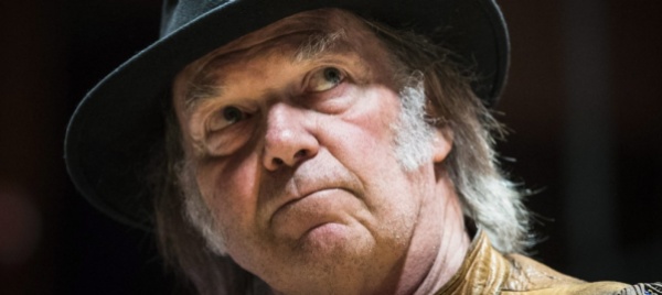 spotify-rimuove-la-musica-di-neil-young-dopo-polemica-col-no-vax
