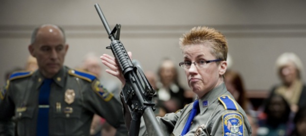 azienda-di-armi-paga-per-la-strage-di-sandy-hook