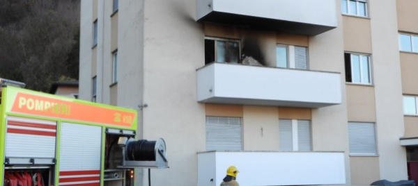 chiasso-fiamme-sul-balcone-di-un-appartamento