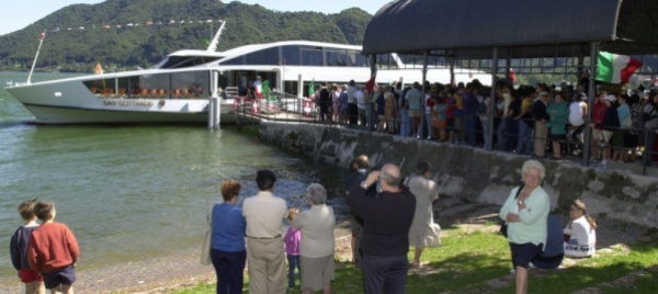 tanti-turisti-lungo-le-sponde-italiane-del-ceresio
