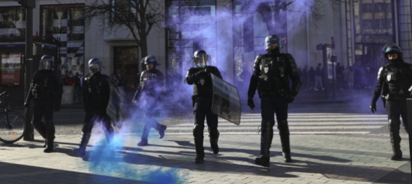 i-convogli-della-liberta-appiedati-sugli-champs-elysees