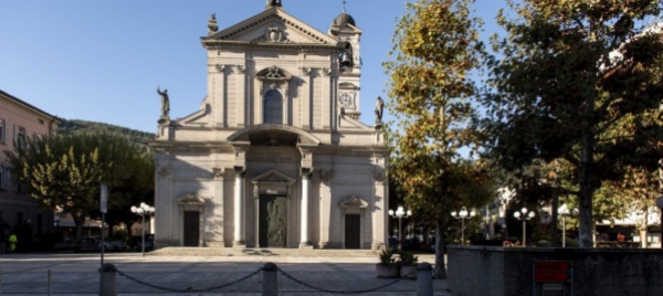 chiasso-va-in-scena-la-domenica-del-tavolino-magico