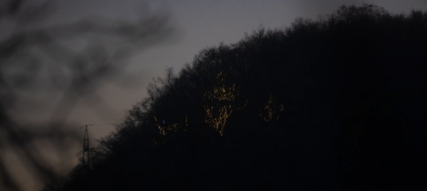 meride-guarda-l-installazione-artistico-luminosa