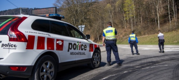 neuchatel-ferisce-il-figlio-con-un-coltello-e-rapisce-la-moglie