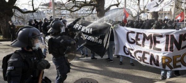 zurigo-manifestazione-e-contromanifestazione-anti-covid
