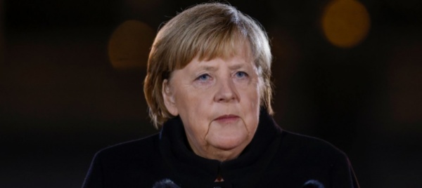 angela-merkel-derubata-del-suo-portafoglio