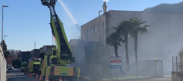 riva-san-vitale-fiamme-in-uno-stabile-industriale
