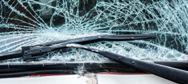 un-novantenne-finisce-con-l-auto-nella-vetrina-di-un-negozio