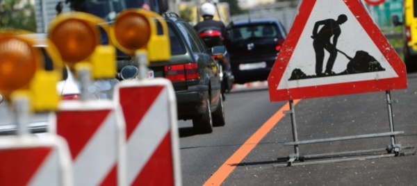 si-scava-per-l-elettricita-rotonda-di-mendrisio-sbarrata