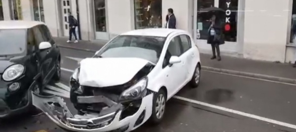 bellinzona-incidente-fra-tre-auto-su-viale-portone