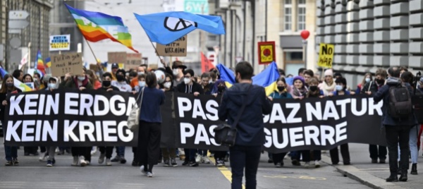 in-migliaia-per-le-strade-di-berna-contro-la-guerra