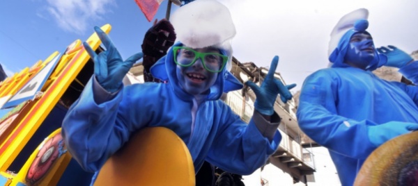 a-biasca-una-giornata-di-bagordi-con-corteo-e-guggen