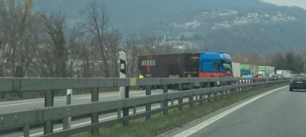 camion-di-traverso-blocca-l-a2-a-gentilino-disagi-in-autostrada
