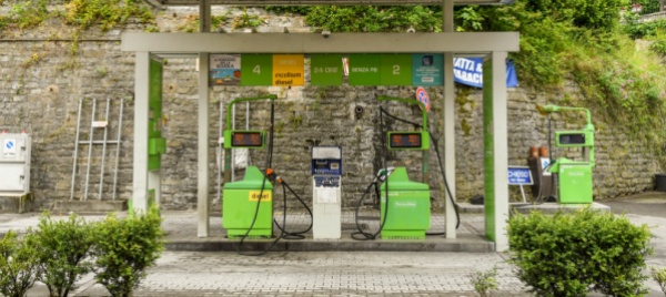 la-corsa-al-pieno-nel-comasco-lascia-molti-distributori-a-secco