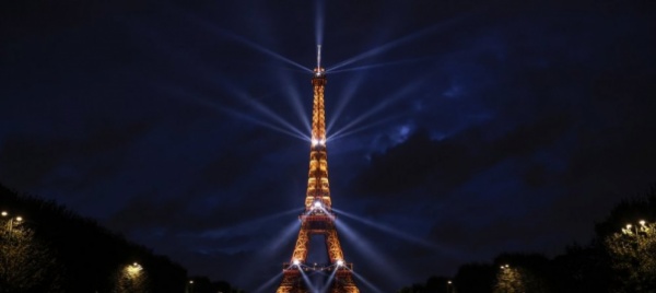 sei-metri-in-piu-per-il-simbolo-di-parigi