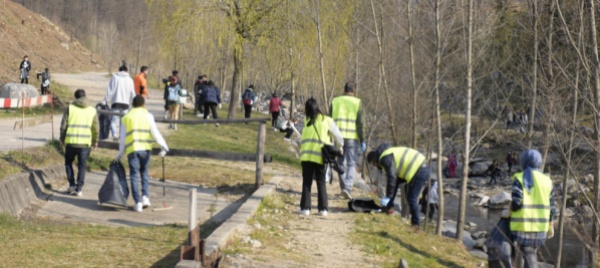 duecento-chili-di-rifiuti-al-parco-fluviale-sul-cassarate