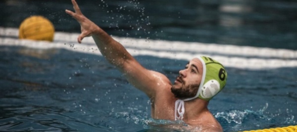 in-una-piscina-rovente-a-fare-festa-e-lo-sciaffusa
