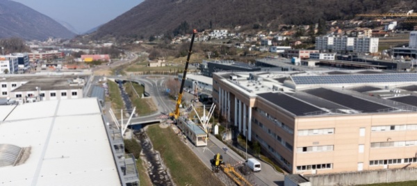 mendrisio-iniziata-la-posa-della-nuova-passerella-del-foxtown